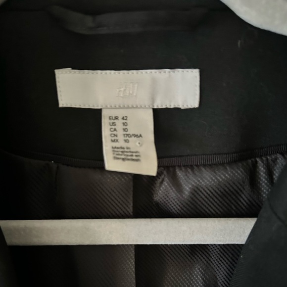 Black H&M single button ladies blazer. Size 10. Single button closure - Picture 3 of 6